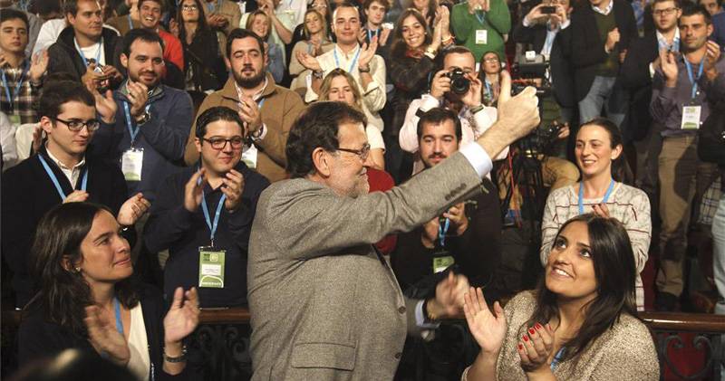 Mariano Rajoy junto a Belén Hoyo (i) y Beatriz Jurado, presidenta nacional de NNGG en un acto el pasado domingo