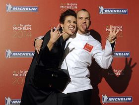El chef David Muñoz y su mujer después de que el DiverXo recibiera su tercera estrella Michelin. AFP
