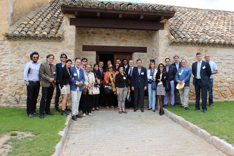 VISITA DE LOS SOCIOS DE LA ASOCIACIÓN ESPAÑOLA DE DIRECTIVOS A LA BODEGA MUSTIGUILLO (UTIEL)