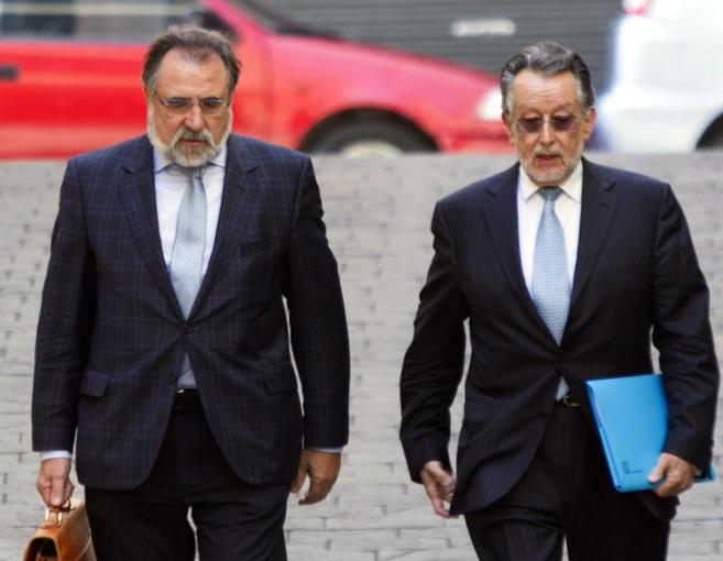 Alfonso Grau con su abogado antes de declarar como imputado ante el juez Castro | Efe