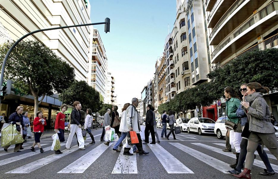 Transeúntes cruzan la calle Colón