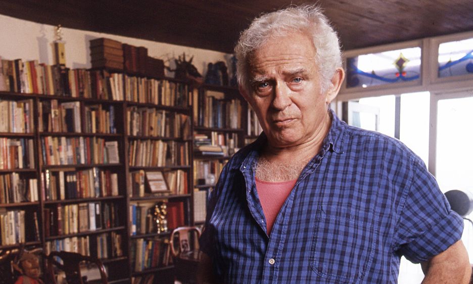 El escritor Norman Mailer (1923-2007) en su domicilio.