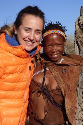 La periodista con una mujer bosquimana, en Botswana.