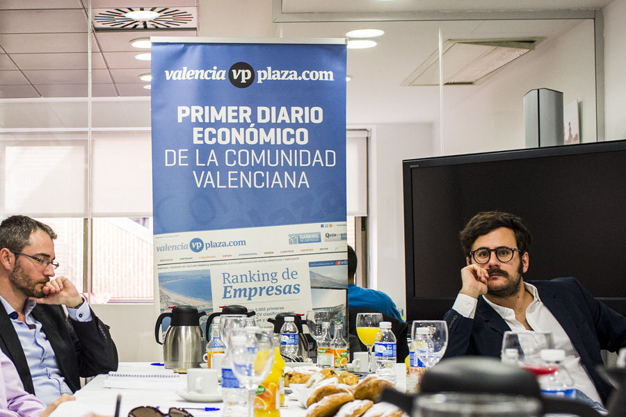 IGNACIO BLANCO (EU) EN LOS ENCUENTROS ELECTORALES DE VALENCIA PLAZA (FOTOS: EVA MÁÑEZ)