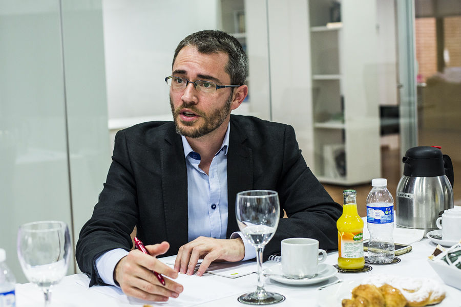 IGNACIO BLANCO (EU) EN LOS ENCUENTROS ELECTORALES DE VALENCIA PLAZA (FOTOS: EVA MÁÑEZ)