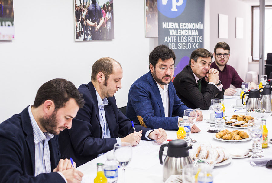 IGNACIO BLANCO (EU) EN LOS ENCUENTROS ELECTORALES DE VALENCIA PLAZA (FOTOS: EVA MÁÑEZ)