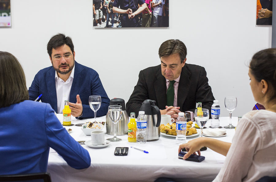 IGNACIO BLANCO (EU) EN LOS ENCUENTROS ELECTORALES DE VALENCIA PLAZA (FOTOS: EVA MÁÑEZ)