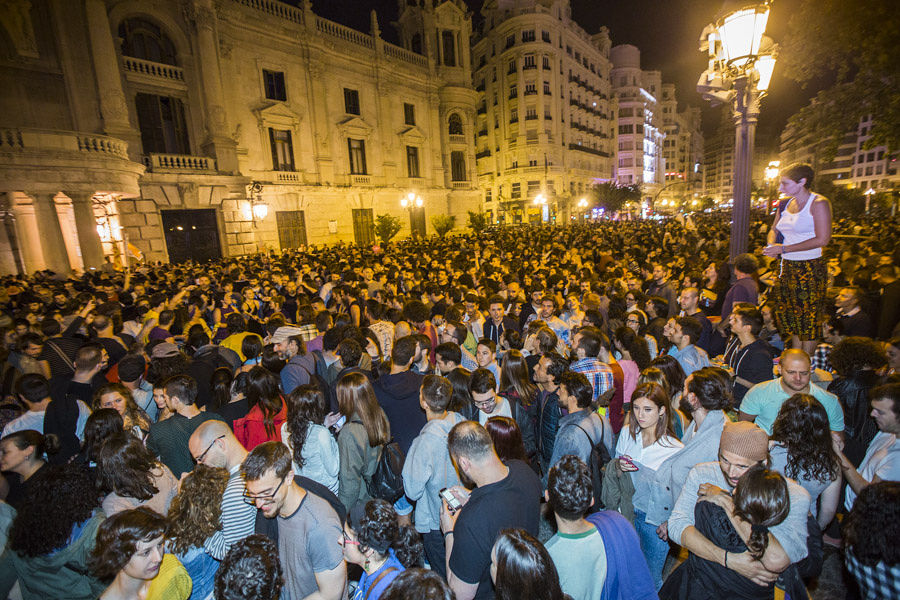 MILES DE VALENCIANOS CELEBRAN LA VICTORIA DE LA IZQUIERDA EN LA PLAZA DEL AYUNTAMIENTO (FOTOS: EVA MAÑEZ)