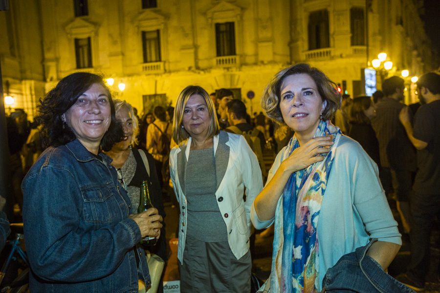 MILES DE VALENCIANOS CELEBRAN LA VICTORIA DE LA IZQUIERDA EN LA PLAZA DEL AYUNTAMIENTO (FOTOS: EVA MAÑEZ)