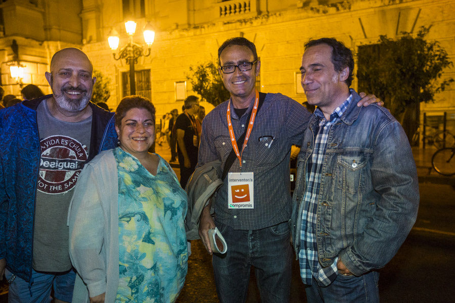 MILES DE VALENCIANOS CELEBRAN LA VICTORIA DE LA IZQUIERDA EN LA PLAZA DEL AYUNTAMIENTO (FOTOS: EVA MAÑEZ)