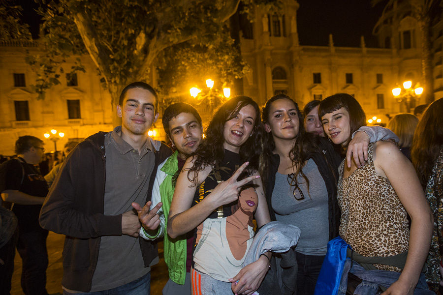 MILES DE VALENCIANOS CELEBRAN LA VICTORIA DE LA IZQUIERDA EN LA PLAZA DEL AYUNTAMIENTO (FOTOS: EVA MAÑEZ)