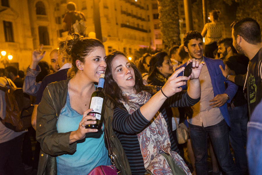 MILES DE VALENCIANOS CELEBRAN LA VICTORIA DE LA IZQUIERDA EN LA PLAZA DEL AYUNTAMIENTO (FOTOS: EVA MAÑEZ)