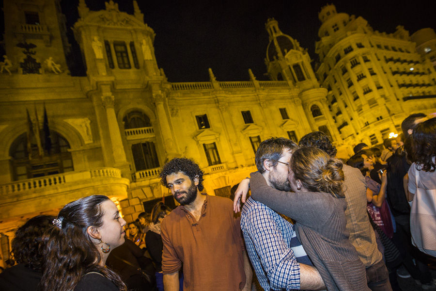 MILES DE VALENCIANOS CELEBRAN LA VICTORIA DE LA IZQUIERDA EN LA PLAZA DEL AYUNTAMIENTO (FOTOS: EVA MAÑEZ)