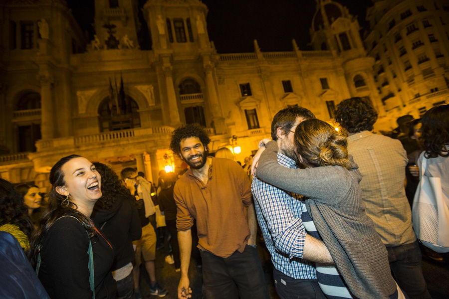 MILES DE VALENCIANOS CELEBRAN LA VICTORIA DE LA IZQUIERDA EN LA PLAZA DEL AYUNTAMIENTO (FOTOS: EVA MAÑEZ)