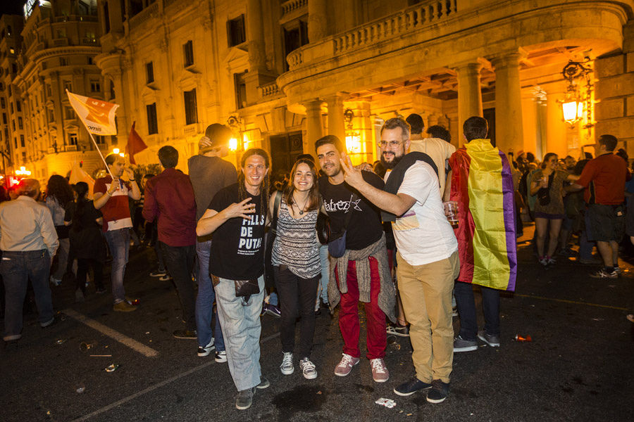 MILES DE VALENCIANOS CELEBRAN LA VICTORIA DE LA IZQUIERDA EN LA PLAZA DEL AYUNTAMIENTO (FOTOS: EVA MAÑEZ)