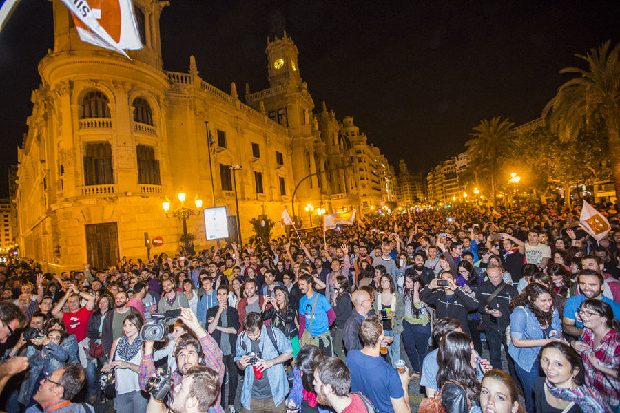 MILES DE VALENCIANOS CELEBRAN LA VICTORIA DE LA IZQUIERDA EN LA PLAZA DEL AYUNTAMIENTO (FOTOS: EVA MAÑEZ)