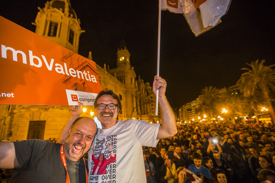 MILES DE VALENCIANOS CELEBRAN LA VICTORIA DE LA IZQUIERDA EN LA PLAZA DEL AYUNTAMIENTO (FOTOS: EVA MAÑEZ)