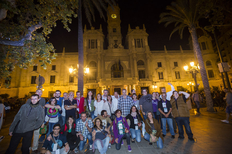 MILES DE VALENCIANOS CELEBRAN LA VICTORIA DE LA IZQUIERDA EN LA PLAZA DEL AYUNTAMIENTO (FOTOS: EVA MAÑEZ)