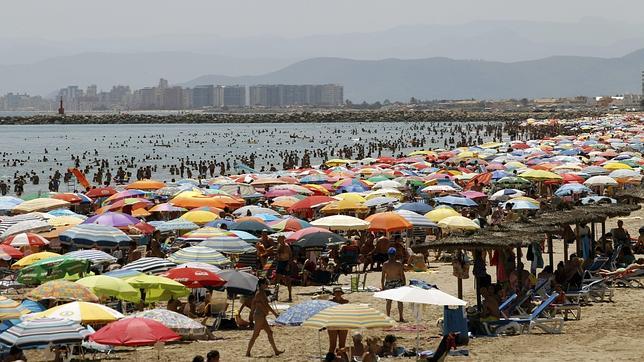 La Playa del Faro de Cullera en agosto (Foto: EFE)