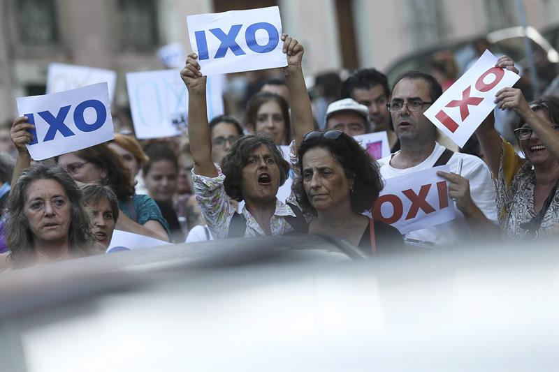 Partidarios del 'No' recorren las calles de Atenas (FOTO: JOSE SENA GOULAO/EFE)