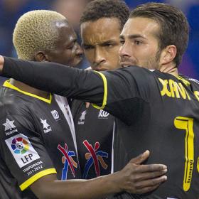 Valdo celebra su gol con Koné y X.Torres