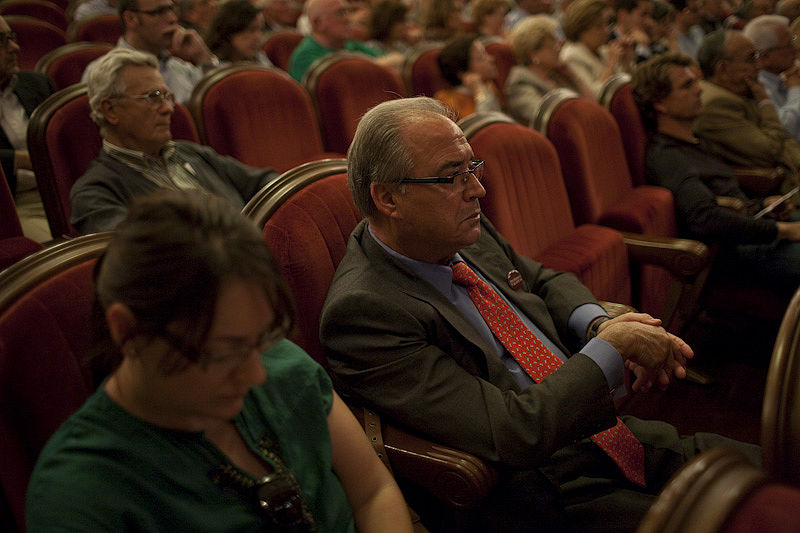 LOS ACCIONISTAS DEL BANCO DE VALENCIA PREPARARON LA ASAMBLEA CON PASIÓN Y PARTICIPACIÓN (Fotos: EVA MAÑEZ)