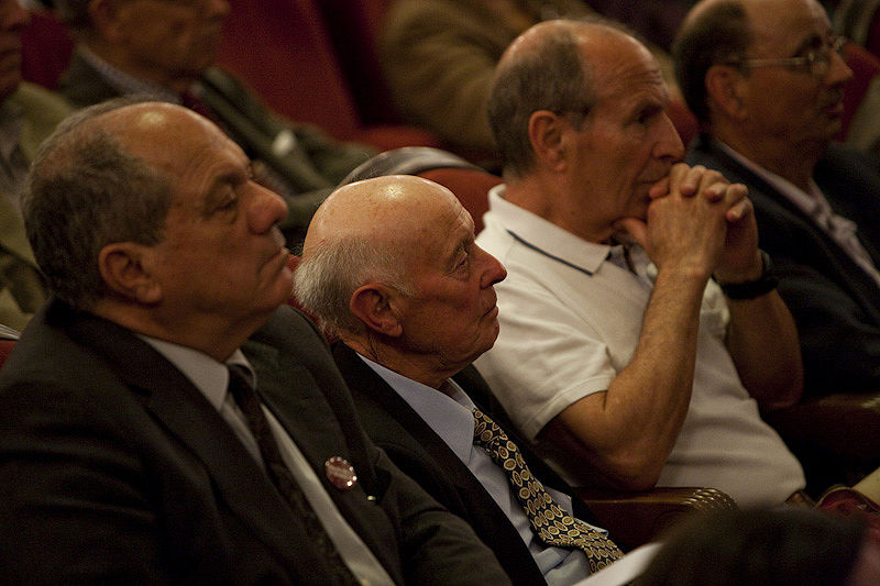 LOS ACCIONISTAS DEL BANCO DE VALENCIA PREPARARON LA ASAMBLEA CON PASIÓN Y PARTICIPACIÓN (Fotos: EVA MAÑEZ)