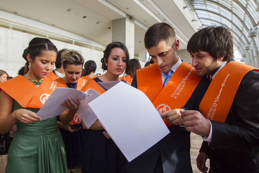 TAMBIÉN ES SOCIEDAD CIVIL: LA FACULTAD DE ECONOMÍA LICENCIA A SUS GRADUADOS (FOTOS EVA MAÑEZ)