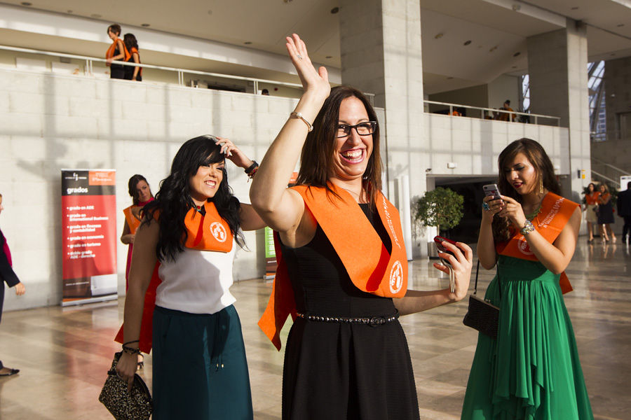 TAMBIÉN ES SOCIEDAD CIVIL: LA FACULTAD DE ECONOMÍA LICENCIA A SUS GRADUADOS (FOTOS EVA MAÑEZ)