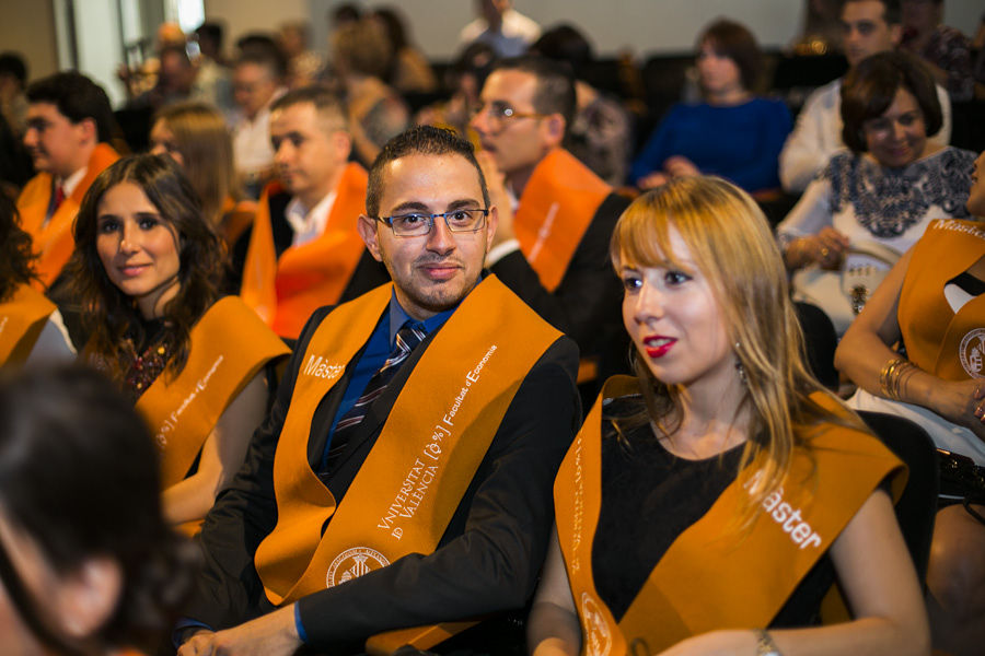 TAMBIÉN ES SOCIEDAD CIVIL: LA FACULTAD DE ECONOMÍA LICENCIA A SUS GRADUADOS (FOTOS EVA MAÑEZ)