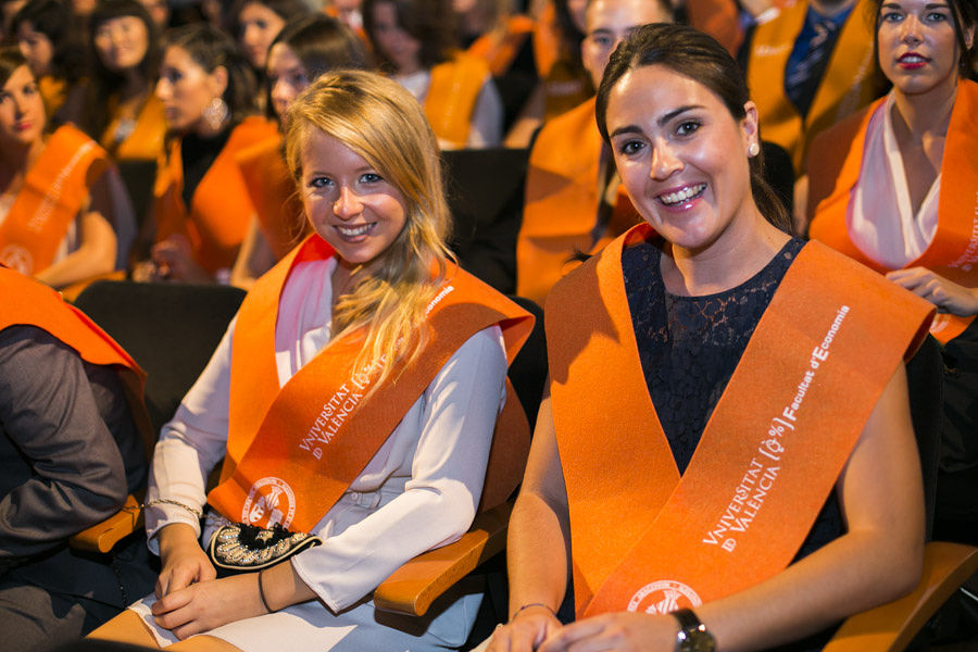 TAMBIÉN ES SOCIEDAD CIVIL: LA FACULTAD DE ECONOMÍA LICENCIA A SUS GRADUADOS (FOTOS EVA MAÑEZ)