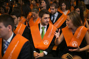 TAMBIÉN ES SOCIEDAD CIVIL: LA FACULTAD DE ECONOMÍA LICENCIA A SUS GRADUADOS (FOTOS EVA MAÑEZ)