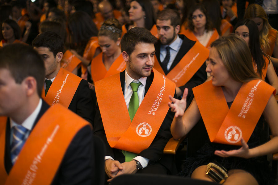 TAMBIÉN ES SOCIEDAD CIVIL: LA FACULTAD DE ECONOMÍA LICENCIA A SUS GRADUADOS (FOTOS EVA MAÑEZ)