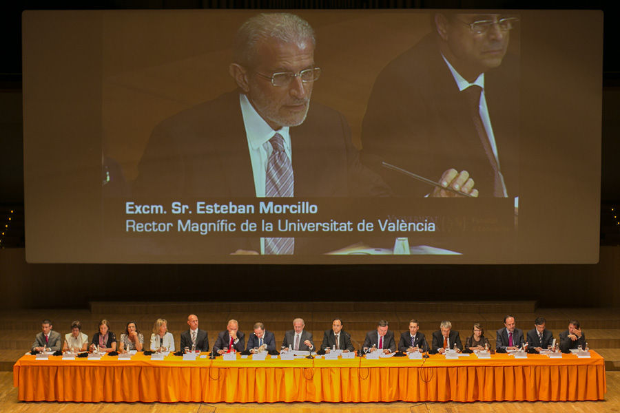 TAMBIÉN ES SOCIEDAD CIVIL: LA FACULTAD DE ECONOMÍA LICENCIA A SUS GRADUADOS (FOTOS EVA MAÑEZ)