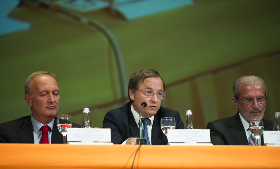 TAMBIÉN ES SOCIEDAD CIVIL: LA FACULTAD DE ECONOMÍA LICENCIA A SUS GRADUADOS (FOTOS EVA MAÑEZ)