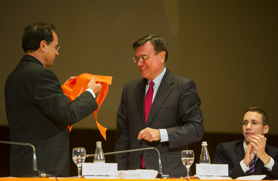 TAMBIÉN ES SOCIEDAD CIVIL: LA FACULTAD DE ECONOMÍA LICENCIA A SUS GRADUADOS (FOTOS EVA MAÑEZ)