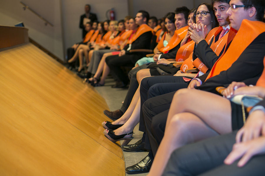 TAMBIÉN ES SOCIEDAD CIVIL: LA FACULTAD DE ECONOMÍA LICENCIA A SUS GRADUADOS (FOTOS EVA MAÑEZ)