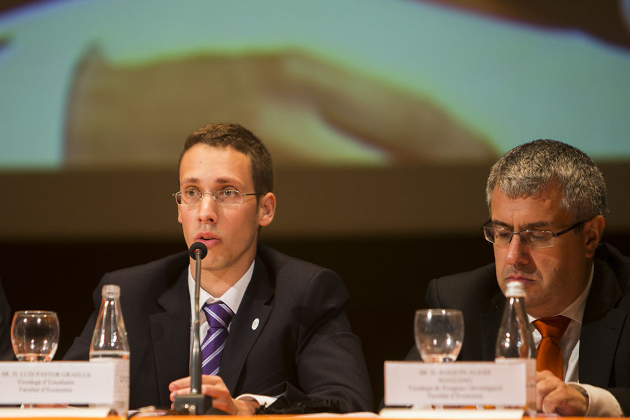 TAMBIÉN ES SOCIEDAD CIVIL: LA FACULTAD DE ECONOMÍA LICENCIA A SUS GRADUADOS (FOTOS EVA MAÑEZ)