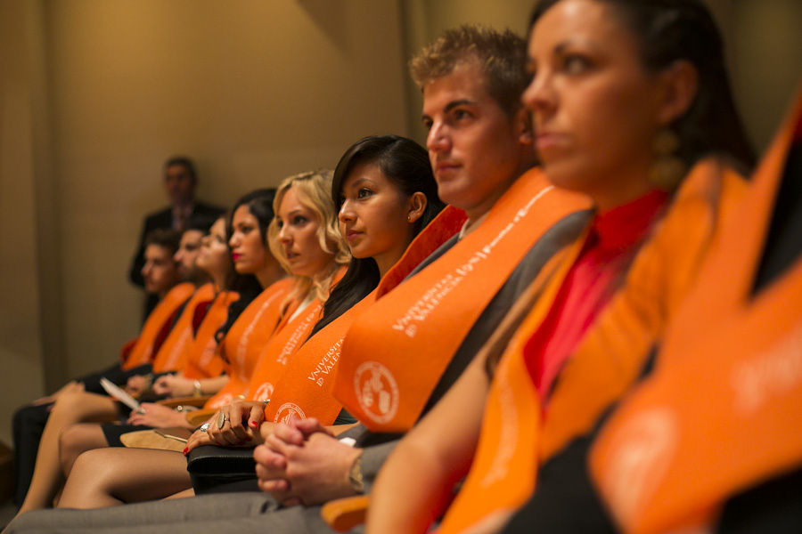 TAMBIÉN ES SOCIEDAD CIVIL: LA FACULTAD DE ECONOMÍA LICENCIA A SUS GRADUADOS (FOTOS EVA MAÑEZ)