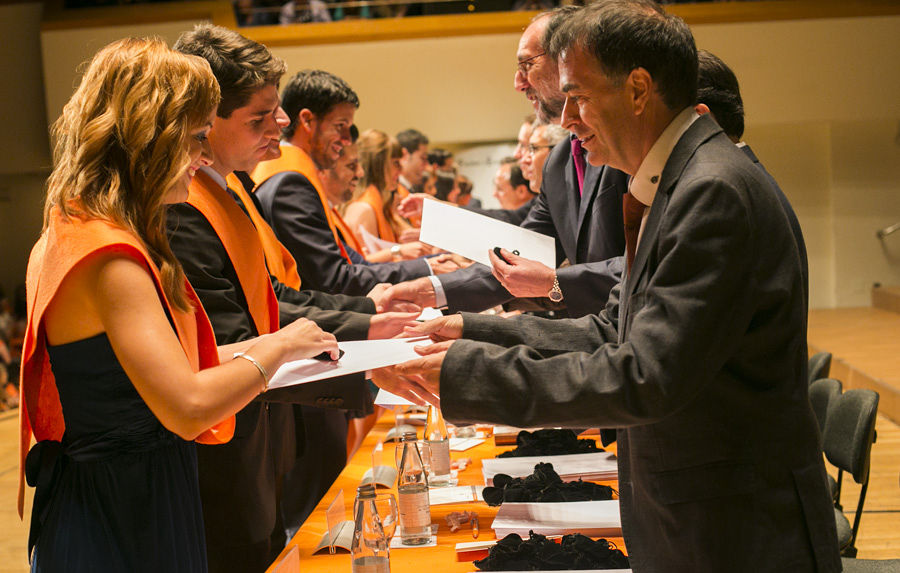 TAMBIÉN ES SOCIEDAD CIVIL: LA FACULTAD DE ECONOMÍA LICENCIA A SUS GRADUADOS (FOTOS EVA MAÑEZ)