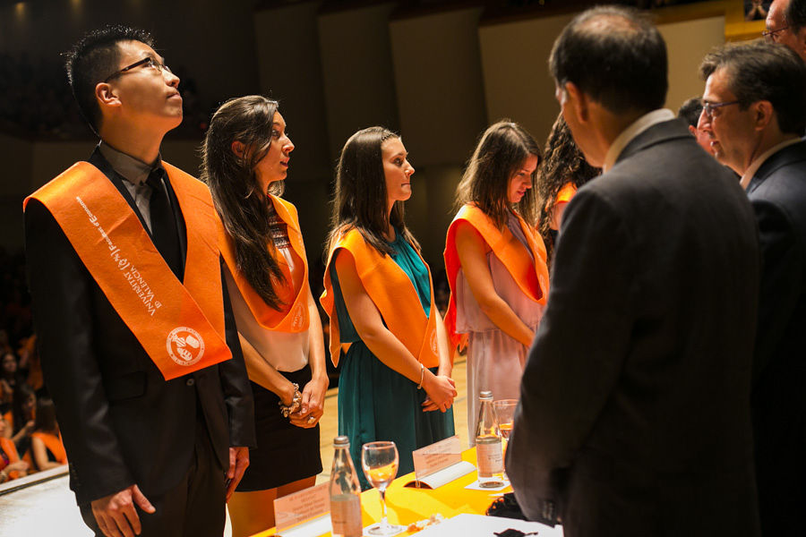 TAMBIÉN ES SOCIEDAD CIVIL: LA FACULTAD DE ECONOMÍA LICENCIA A SUS GRADUADOS (FOTOS EVA MAÑEZ)