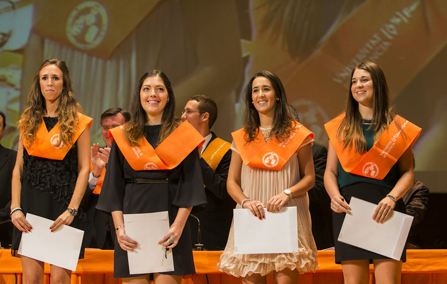 TAMBIÉN ES SOCIEDAD CIVIL: LA FACULTAD DE ECONOMÍA LICENCIA A SUS GRADUADOS (FOTOS EVA MAÑEZ)