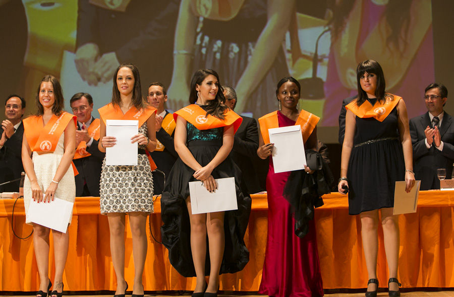 TAMBIÉN ES SOCIEDAD CIVIL: LA FACULTAD DE ECONOMÍA LICENCIA A SUS GRADUADOS (FOTOS EVA MAÑEZ)