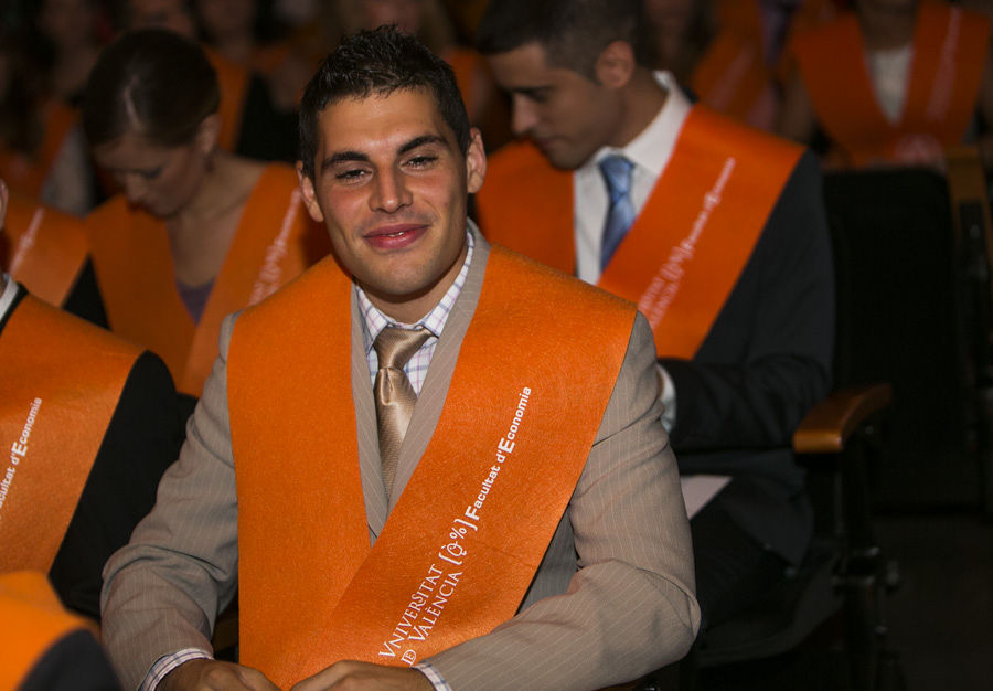 TAMBIÉN ES SOCIEDAD CIVIL: LA FACULTAD DE ECONOMÍA LICENCIA A SUS GRADUADOS (FOTOS EVA MAÑEZ)