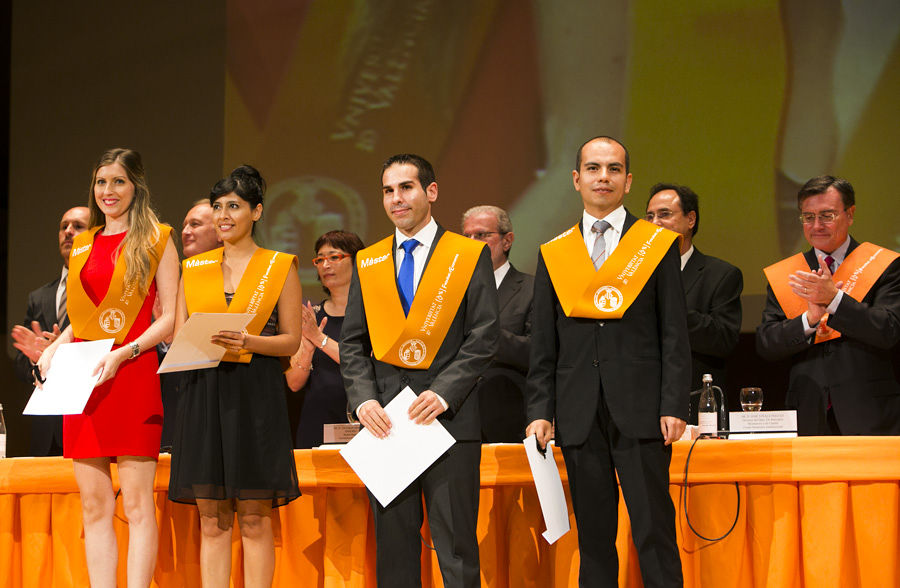 TAMBIÉN ES SOCIEDAD CIVIL: LA FACULTAD DE ECONOMÍA LICENCIA A SUS GRADUADOS (FOTOS EVA MAÑEZ)