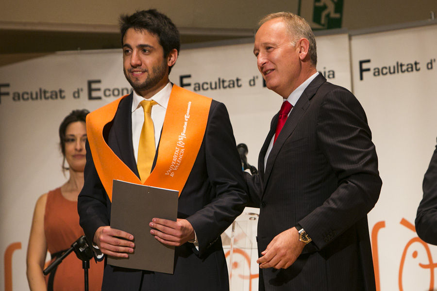 TAMBIÉN ES SOCIEDAD CIVIL: LA FACULTAD DE ECONOMÍA LICENCIA A SUS GRADUADOS (FOTOS EVA MAÑEZ)