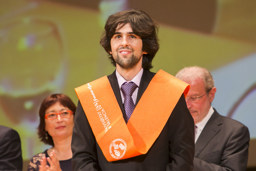 TAMBIÉN ES SOCIEDAD CIVIL: LA FACULTAD DE ECONOMÍA LICENCIA A SUS GRADUADOS (FOTOS EVA MAÑEZ)