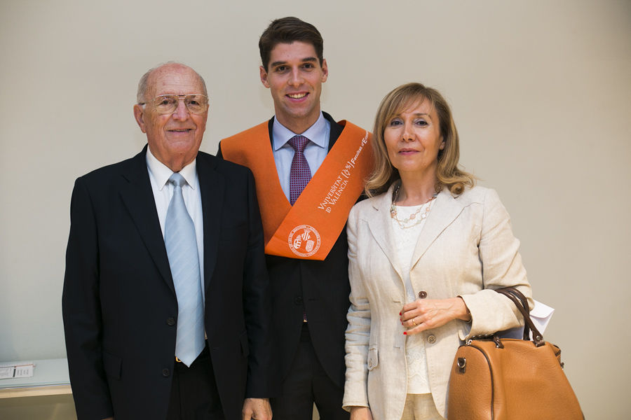 TAMBIÉN ES SOCIEDAD CIVIL: LA FACULTAD DE ECONOMÍA LICENCIA A SUS GRADUADOS (FOTOS EVA MAÑEZ)